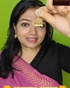 Sleek temple maang tikka and choker, worn